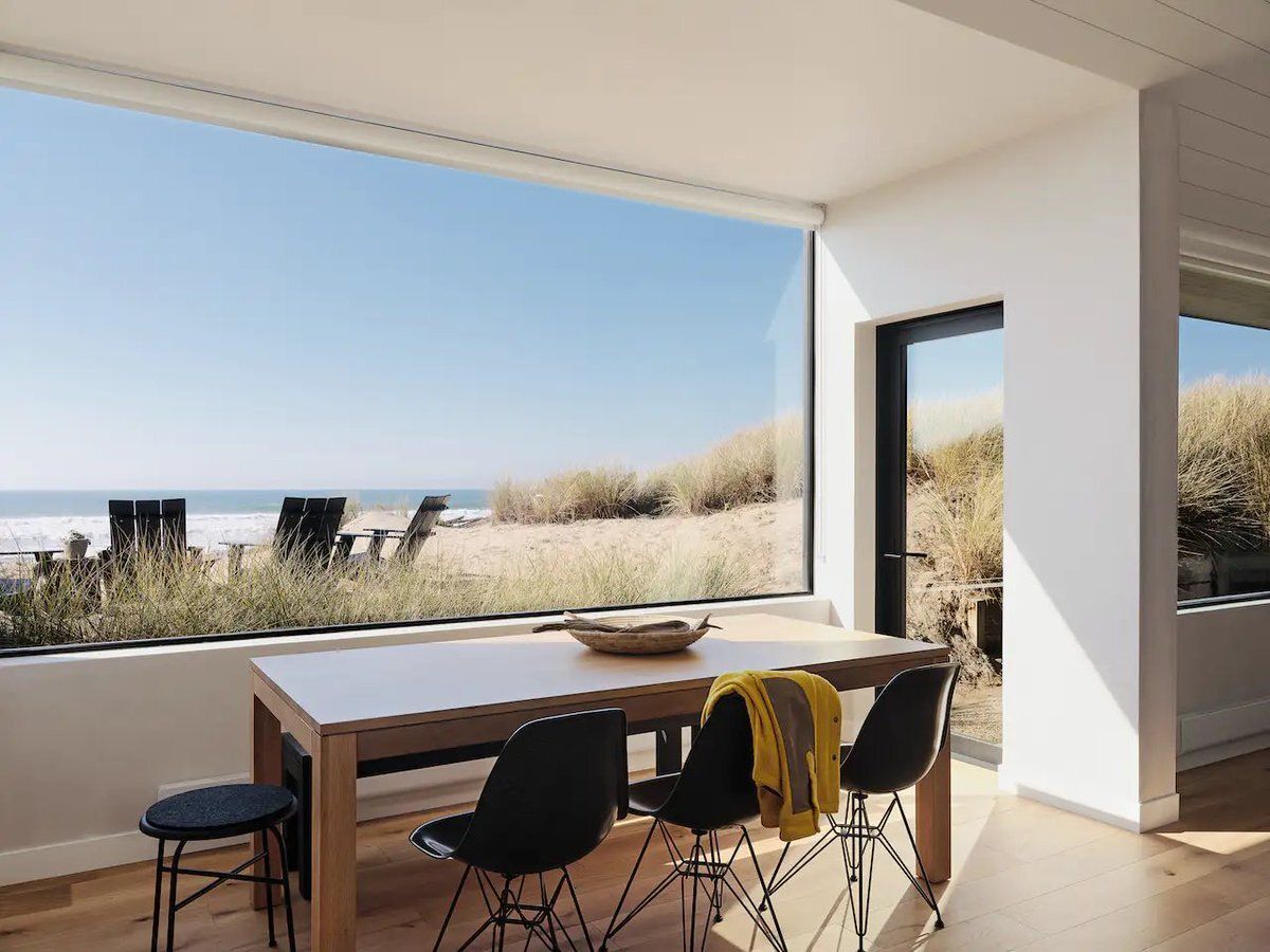 linear_magazine's tweet photo. Breakfast on the beach https://t.co/qvNfxeCNn0
