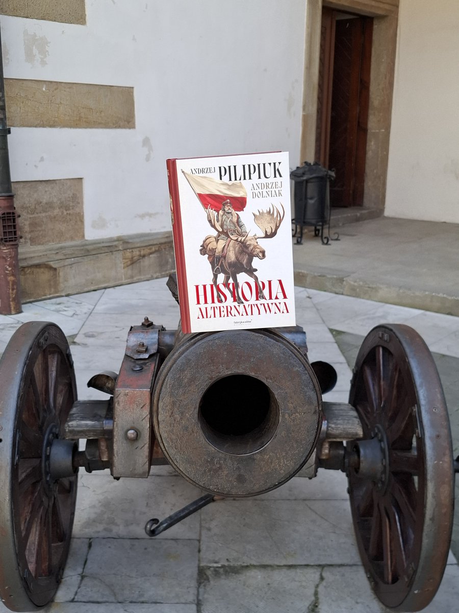 multibookpl's tweet photo. "Historia Alternatywna" to podręcznik z rzeczywistości, która nigdy nie zaistniała. Polska ma superbroń, kolonie i potęgę, o jakiej nawet nie śniliśmy. Bez opowieści. Bez beletrystyki. Sama wersja wydarzeń, której nigdy nie uczono w szkołach.
Ze wszystkich historii które się nie wydarzyły, te nie wydarzyły się najbardziej.
Książka Pilipiuka to alternatywny podręcznik do historii, obejmujący czasy od I Wojny Światowej, do zakończenia II Wojny Światowej, która tutaj nazywana jest inaczej, ponieważ inaczej potoczyły się losy świata po I wojnie. Pojawiają się także wtręty z czasów późniejszych, nawet lat 60. i 70., przykładem jest interwencja wojsk polskich podczas wojny w Wietnamie.
Jeśli lubicie takie historie, które co prawda nie wydarzyły się, ale w przypadku choćby innego potoczenia się jednej z historii mogły mieć miejsce, to jest to lektura dla Was!
📖 https://t.co/MpM09dVN5c