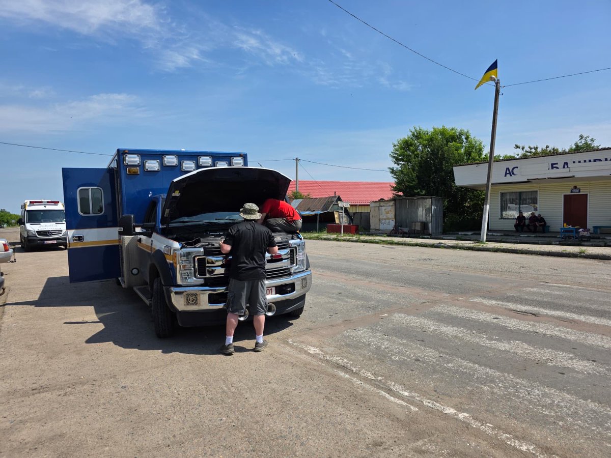 AmbulancesU's tweet photo. After driving on Ukrainian roads our Ford F450 started leaking fuel.  Thankfully it was a diesel so we continued until we stopped near a village between Uman and Odesa. There a mechanic helped us out and got our convoy rolling again. It would be our last delay of the trip. https://t.co/ob2WkoDIoZ