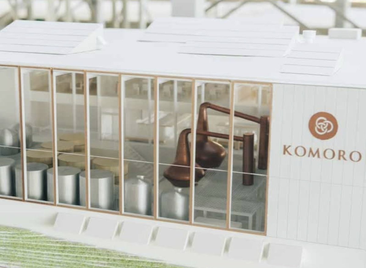 komoro_whisky's tweet photo. 2023年6月20日の製造開始からもう少しで3年。
今回は共同創業者兼マスターブレンダーのイアン・チャンより当時を振り返りながら今の気持ちを綴らせていただきます。
↓↓
小諸蒸留所の建設当時を振り返ると、まだ何もない敷地に立ち、この場所が将来どのような姿になっていくのかを思い描いていた時の気持ちが、今も鮮明によみがえります。
当時、具体的な形として存在していたのは図面や計画だけでした。それでも、同じ志を持つ多くの仲間たちと、ここに蒸留所をつくるという希望を共有していました。それから3年。こうして蒸留所や熟成庫が美しく佇み、私たちの日々の仕事やウイスキーづくりの歩みの一部となっていることに、深い感慨を覚えます。
これらの写真は、建物が完成するまでの道のりだけでなく、小諸蒸留所を形にするために力を尽くしてくださった皆さまの献身、信頼、そして情熱を思い起こさせてくれます。　
- Ian Chang -

#小諸蒸留所
#イアン・チャン