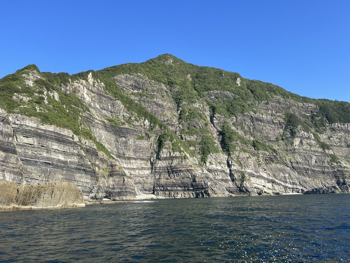 thylacocephala's tweet photo. #露頭の日
海から見る甑島の断崖絶壁 https://t.co/eN9aqqhCbW