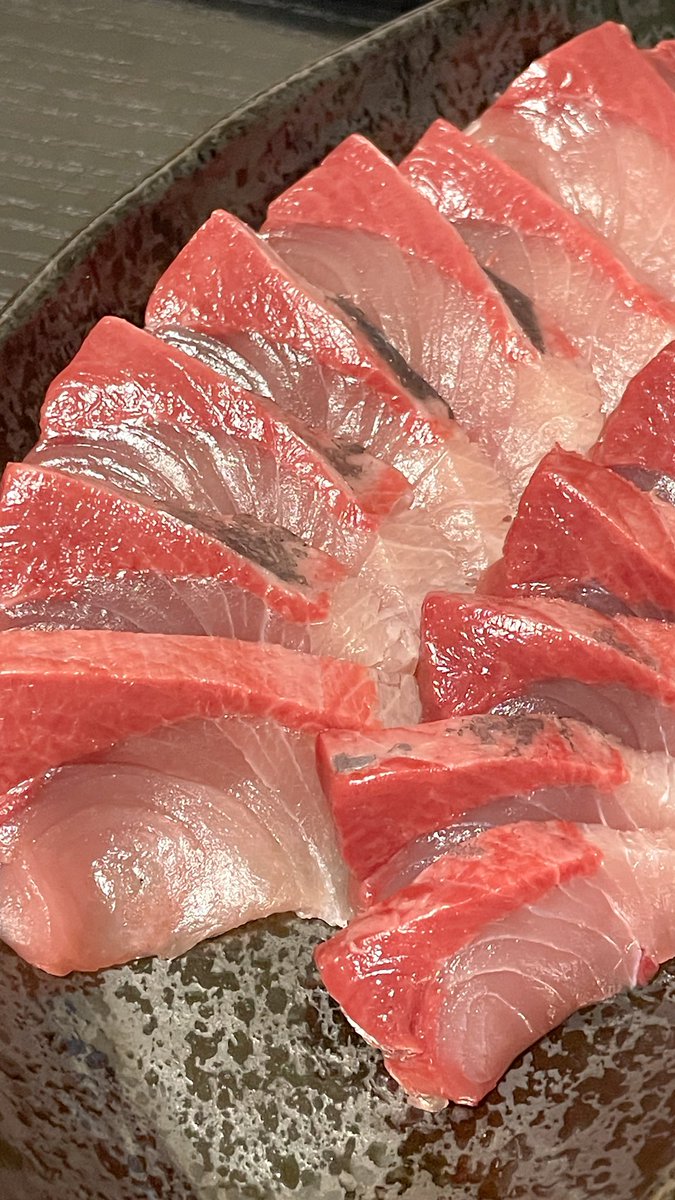 biker0412's tweet photo. 頂いたブリ、ヒラメ晩ごはんシリーズ🐟✨
初日のお刺身と海鮮丼🤩 https://t.co/R7skrZO1QX