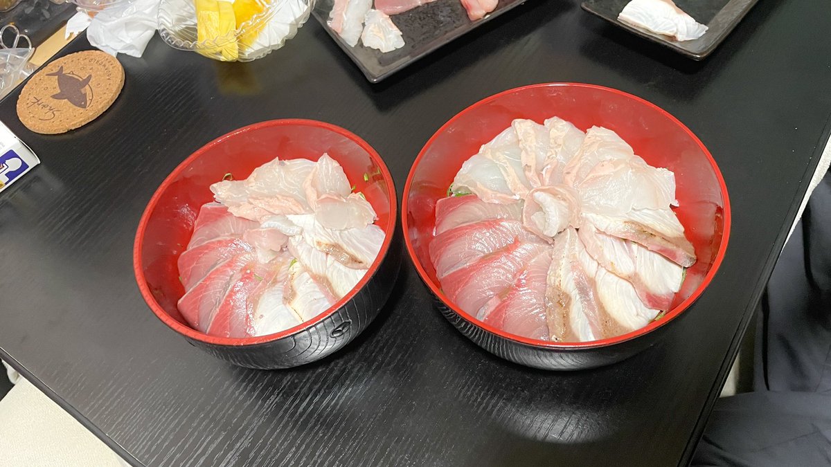 biker0412's tweet photo. 頂いたブリ、ヒラメ晩ごはんシリーズ🐟✨
初日のお刺身と海鮮丼🤩 https://t.co/R7skrZO1QX
