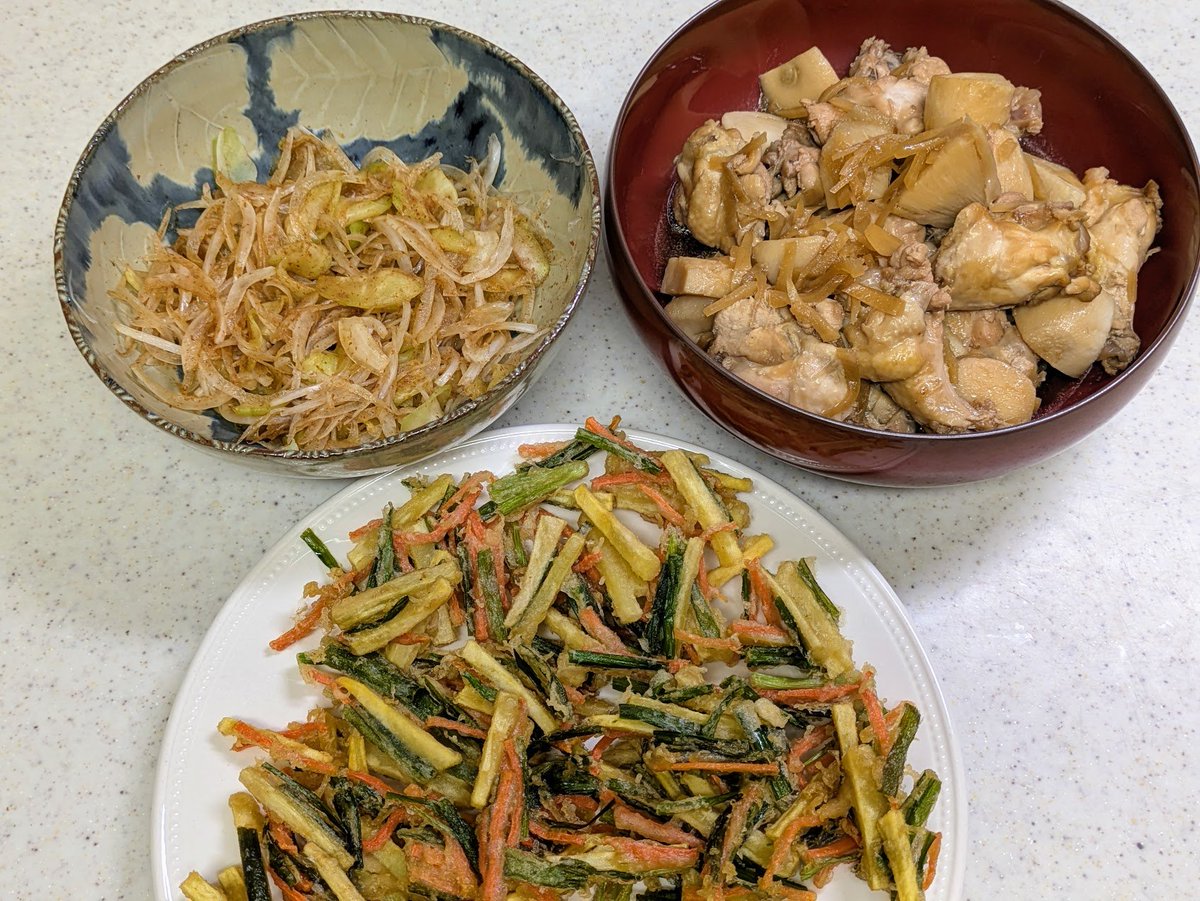 yochomo's tweet photo. 一番近いスーパーは魚介が弱いので、2番目に近いスーパーに行ったが、お目当ての物がなかった。生鮮なので日によって入るもの変わるからね。また明日覗いてみよう。

今晩の料理
・がね
・新玉葱と摘果メロンのおかか醤油和え
・手羽元と小芋の生姜煮
#よちょ飯 https://t.co/cl73R39Lvz