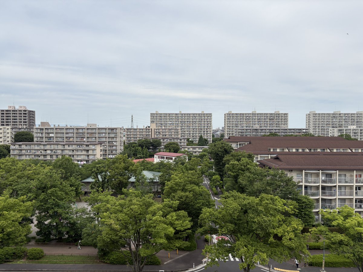 fujifox1991's tweet photo. 東ドイツにビルを建てるなど、当時波に乗っていた鹿島建設が開発した志木ニュータウン。設計から販売まで自社で一貫して担い、約70棟、3000戸強の巨大団地を単独で完成させた。独自の商店街も有し、直結新駅まで開業させるなど何もかもが規格外のスケール。20階建てのガーデンタワーがシンボルです。 https://t.co/CbcB5n8hHH