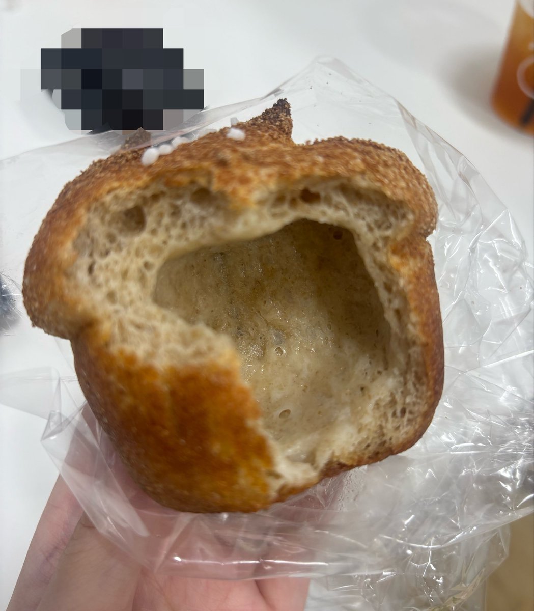 osdc7kn's tweet photo. 今日いつものぬちマフィンなくて塩バターパンという新入り迎えてんけど、底バターじゅわでやばかった塩パン好きな人好きそう
個人的にしょっぱすぎるのとバターすごくてリピはなぃ https://t.co/n4wP6lQJuc