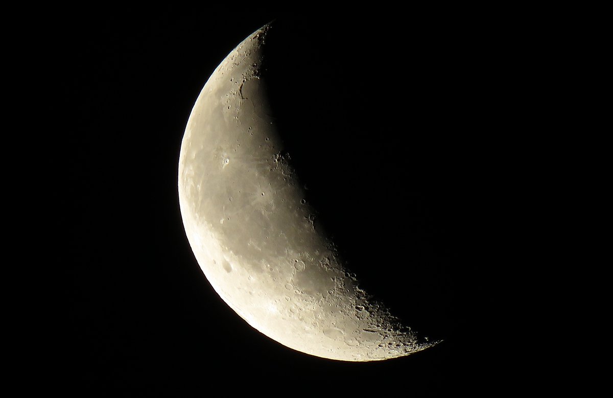 sinn_dk's tweet photo. #今日の月 #月 #空ネット #地球照 #アサソラ
月齢：23.9
撮影：1枚目 03:40、2枚目以降 03:54～
撮影開始時は月は雲越しでしたが、その後短時間で晴れてきて・・・という感じでした。
月のズームアップ（デジタルズーム込み85X）は何がよかったのか、高度の割にクリアに写りました。 https://t.co/9y8QIJQXlS