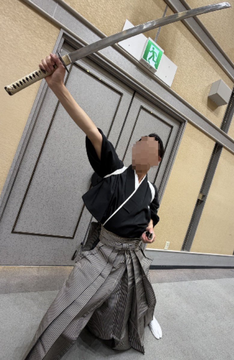 ryuginkai's tweet photo. #これを見た人は日本刀・大剣・剣などの画像をあげる

凛々しく剣舞を行う幹事長となんかそれっぽい雰囲気だけ作る狐面さん。

#龍谷大学　#剣舞　#日本刀 https://t.co/TqxODwfxgU