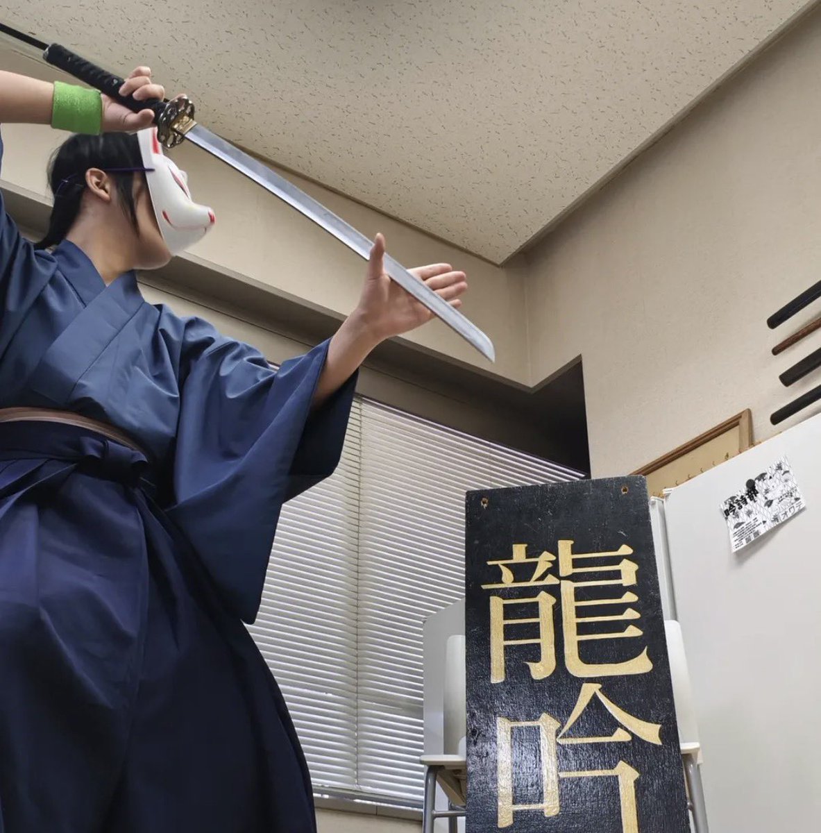 ryuginkai's tweet photo. #これを見た人は日本刀・大剣・剣などの画像をあげる

凛々しく剣舞を行う幹事長となんかそれっぽい雰囲気だけ作る狐面さん。

#龍谷大学　#剣舞　#日本刀 https://t.co/TqxODwfxgU