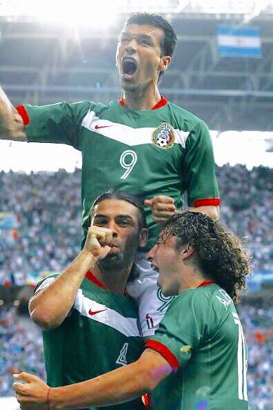 JMBarb09's tweet photo. La Foto Más Dura de México en toda la Historia de las Copas del Mundo 🔴⚫

Y Son Todos Canteranos de Atlas
#FIFAWorldCup2026 #MEX 🇲🇽 https://t.co/T1jcfphpkS