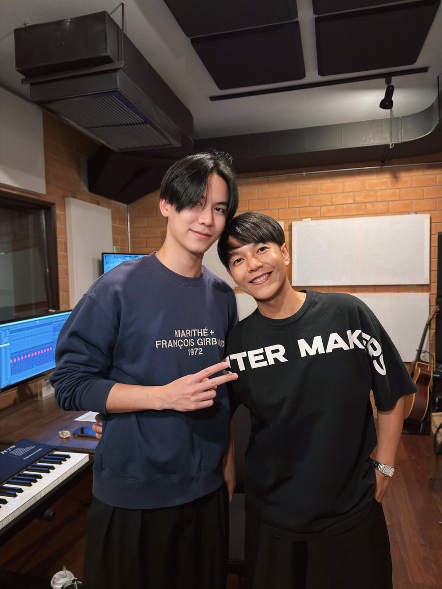 BoySompob's tweet photo. ฝากเพลง #ฤดูกาลที่มีเธอ จากนุ้ง @satangktp คนเก่งด้วยค้าบ
ขอบคุณพี่@aloneww และ gmmtv ที่ให้โอกาสบอยได้ทำเพลงนี้
หวังว่าแฟนๆจะชอบกันนะค้าบบ
#whenorangesfall #ต้นส้มอยู่บ้านเขาแต่หล่นมาบ้านเราตลอดเลย #satangkittipop #boysompob https://t.co/BaR12zH1ez