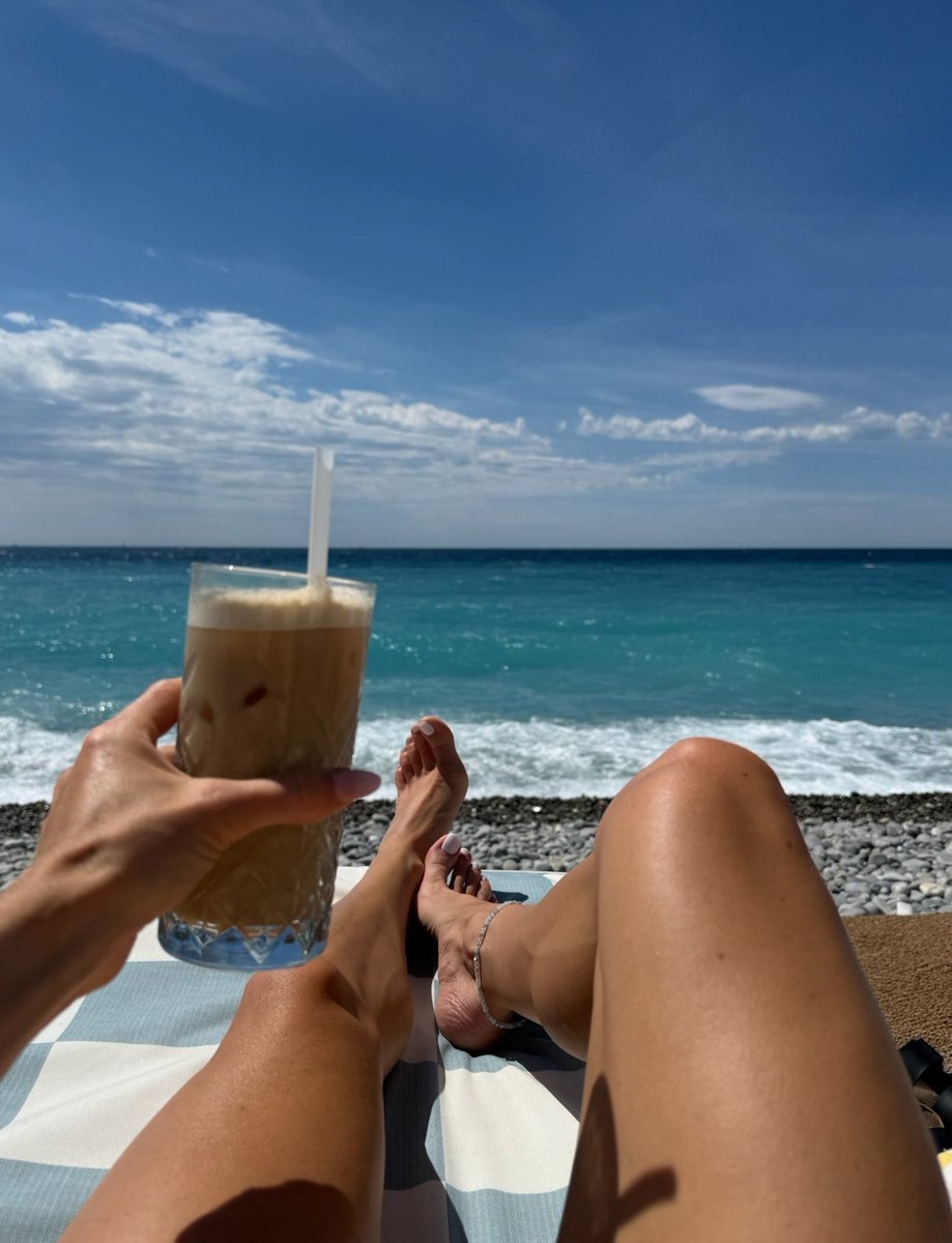 weak4iris's tweet photo. my feet are having a better summer than most people https://t.co/jS95Rk8zNP