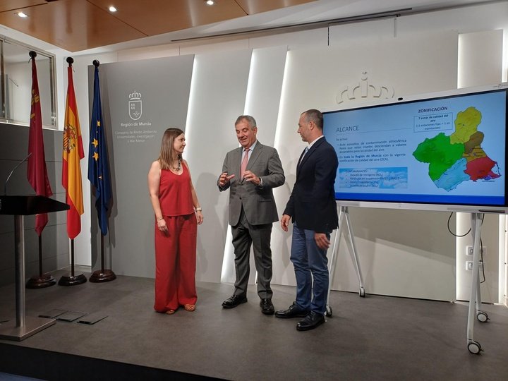AmbientalRM's tweet photo. 🟡✅️La @regiondemurcia incorpora por primera vez un sistema integral de protección para anticiparse a episodios de #ContaminaciónAtmosférica.

📄El consejero, Juan María Vázquez, ofrece una rueda de prensa sobre el nuevo Plan de Acción a Corto Plazo por Episodios de Contaminación del Aire en la Región de Murcia, que inicia hoy su periodo de información pública.

▶️El nuevo Plan incluye 48 medidas en 13 ámbitos de actuación y permitirá activar una respuesta coordinada de todas las administraciones implicadas para reducir la duración e intensidad de los episodios.

ℹ️Noticia:https://t.co/RYRZeRhwLY