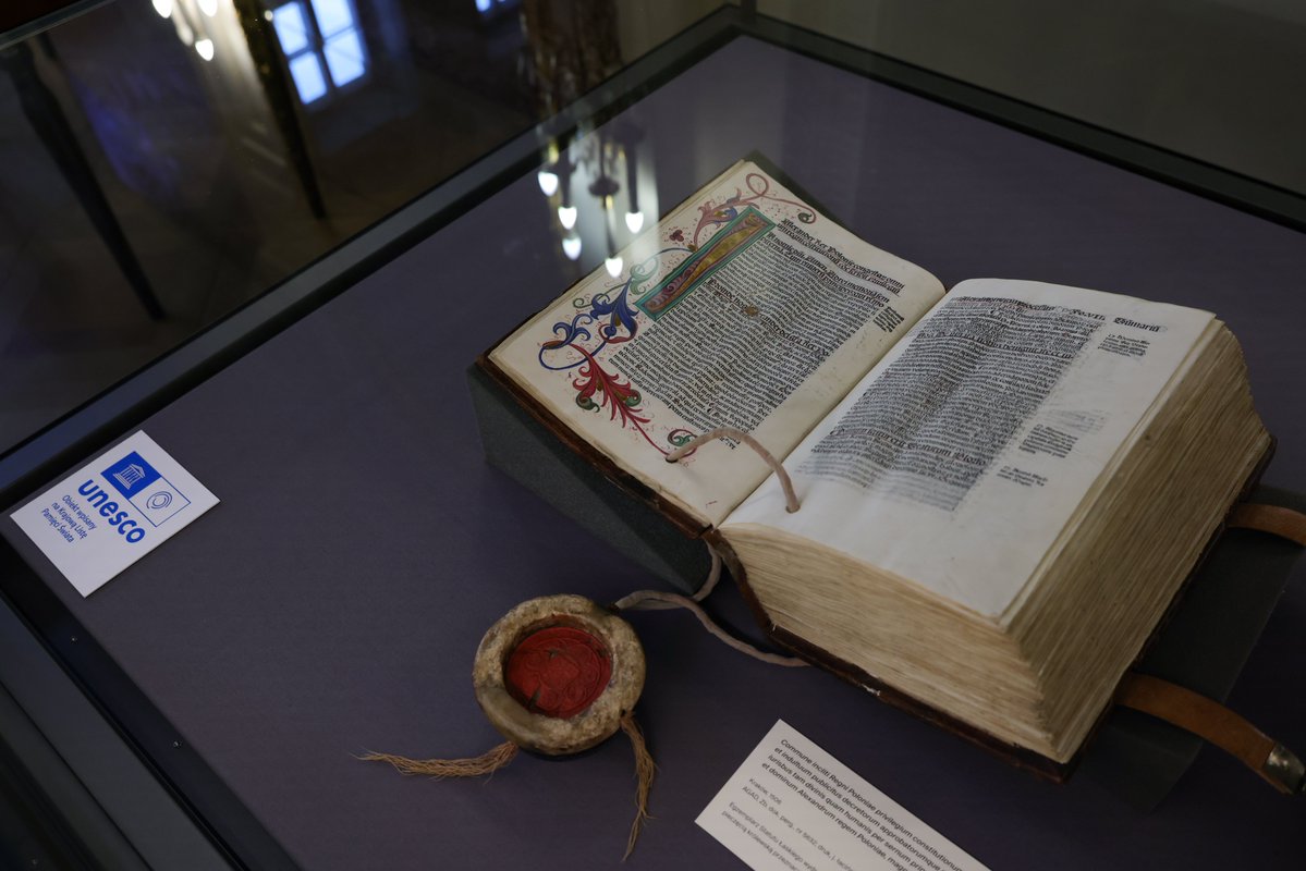 Archiwa's tweet photo. Wczoraj w AGAD oficjalnie otworzyliśmy wystawę „Statut Łaskiego – zabytek i dzieło sztuki” (520. rocznica).

Zobacz pergaminowy egzemplarz królewski z pieczęcią Aleksandra Jagiellończyka.

📅10–26 VI, wstęp wolny.

fot. @kultura_gov_pl 

Więcej: https://t.co/PCqPfhZ45a https://t.co/MbO3CI4np1