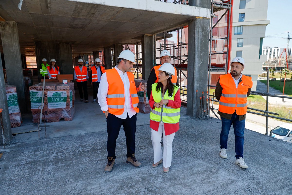 ConcelloCoruna's tweet photo. 🏗️ O Concello avanza coa execución da estrutura do edificio de 50 novas vivendas de alugueiro social no barrio de Xuxán

A alcaldesa, Inés Rey, informou hoxe sobre o estado das obras de construción do inmoble. Suporán un investimento de 10,2 millóns

ℹ️ https://t.co/HlsgcNnUGp https://t.co/yAM5zE7gRs