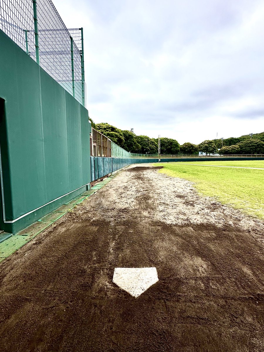MsekiCom's tweet photo. 社会人野球初ヒットの記念に、そのときたまたま近くにあった比較的きれいなボールをプレゼントしてもらいました。
そのヒットになったボールそのものではない可能性が極めて高いですが、とても嬉しかったので、ケースに入れていつでも見やすい場所に展示しています。自分とチームメイトの気持ちがこもってさえいれば、何であろうと記念になるものです。

ボールと一緒にバットも飾ることにしました。こちらは間違いなくそのヒットを打った殊勲のバットそのものです。
このバットはちょっと早いですが現役を引退してもらい、我が家の殿堂入りにします。折れてしまったらイヤだからです。

この場所にたくさんの記録と気持ちを積み重ねていきたいと思います。
#茅ヶ崎サザンカイツ
#関真也法律事務所
#法律相談もできるブルペンキャッチャー