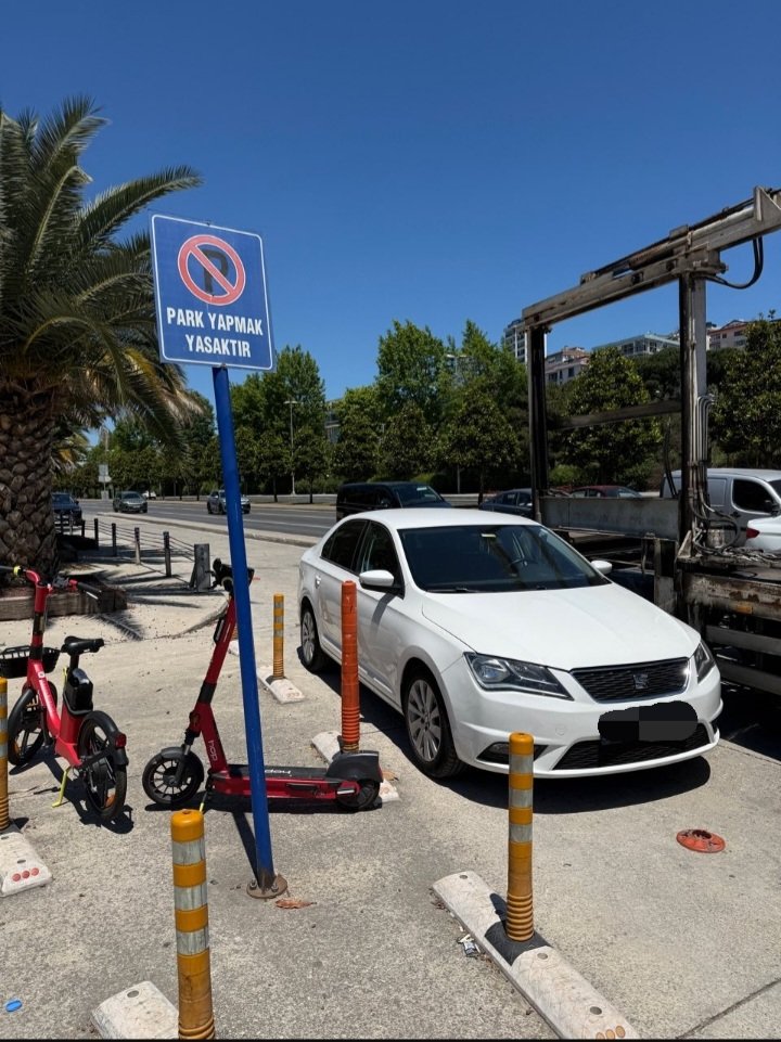 SenogulAdem's tweet photo. Bu alandan arabamı çektiler ama şöyle bir yanlış var park yasak tabelasını tek yönlü yolda tersten gelirsen görebileceksiniz sanki bir tuzak gibi konulmuş bu tabela https://t.co/z4fsgBV27Y