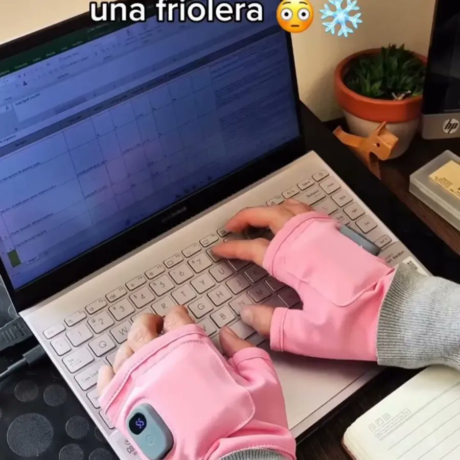 snowktzz's tweet photo. Se tem uma pessoa que sofre com frio nas mãos, sou eu 😭🥶🧤
Aí apareceu isso pra mim e eu pensei: "era exatamente o que estava faltando" KKKK 🤭❄️ https://t.co/9Usxx8mrxv