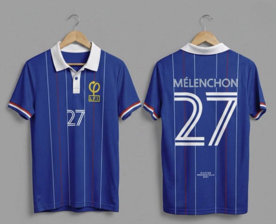 de_chardin's tweet photo. À y est 2 exemplaires commandés ! ☺️ 
#LFI annonce 1000 ventes en 2H 😱

Et vous ? 🤭

#melenchon27 ⚽️🇫🇷✊ https://t.co/LUrYq7lvmh