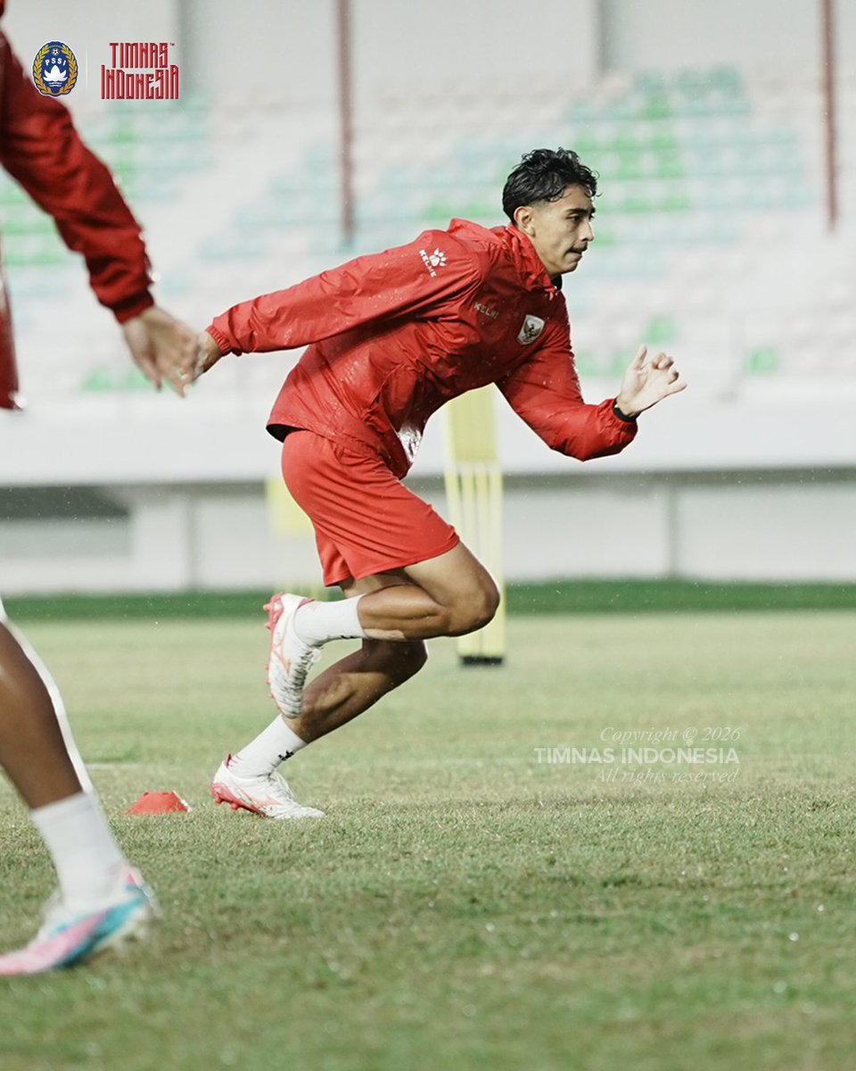 TimnasIndonesia's tweet photo. 𝗞𝗲𝗿𝗶𝗻𝗴𝗮𝘁 𝗱𝗶 𝗹𝗮𝘁𝗶𝗵𝗮𝗻 𝗵𝗮𝗿𝗶 𝗶𝗻𝗶 𝗮𝗱𝗮𝗹𝗮𝗵 𝗺𝗼𝗱𝗮𝗹 𝗸𝗲𝗺𝗲𝗻𝗮𝗻𝗴𝗮𝗻 𝗯𝗲𝘀𝗼𝗸. 🔥

​Biar bergetar stadion besok karena rapalan doa dan dukungan dari kelen yang di Medan dan sekitarnya, Sumatra Utara sampai ujung Papua.

🆚 🇦🇺
🏆 SEMIFINAL
🕰️ BESOK MALAM, 20.15 WIB

📺 SCTV, Indosiar & Vidio
🌏 FIFA+

Kasih prediksi kelen, berapa skor besok? 👇

 ‣ #KitaGaruda ‣#BersamaGaruda ‣ #GarudaMendunia