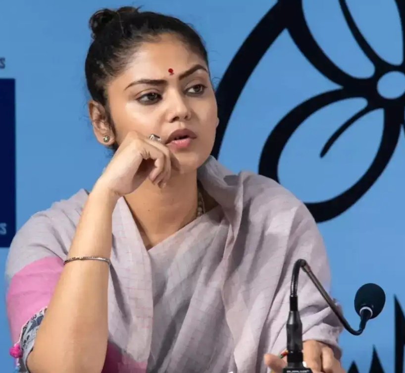 amankhari21's tweet photo. TMC सांसद सयानी घोष भी बागी हो गई।

राघव चड्ढा के भाजपा पार्टी में जाने पर सयानी घोष ने कहा था कि 

मैं चड्ढा नहीं हूं जो चड्डी बन जाऊंगी, घोष हमेशा घोष रहेगा।

लेकिन अब खबर आ रही है कि जो 20 सांसद TMC छोड़कर NDA में जाने वाले हैं उनमें सयानी घोष भी शामिल हैं। https://t.co/1aoOfNUose