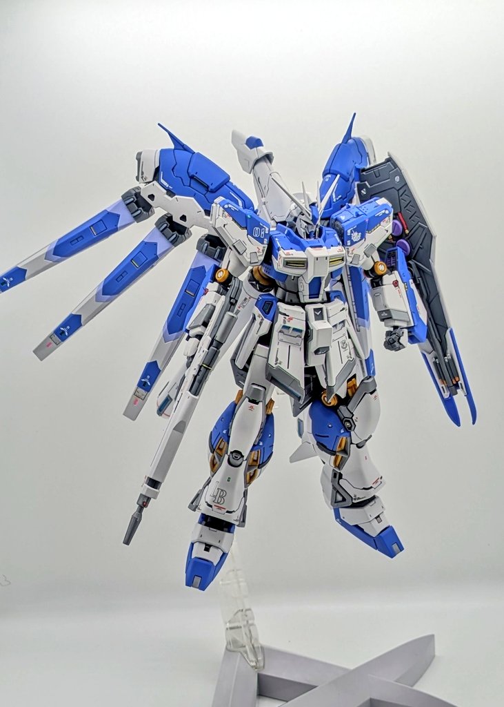 hiroccky's tweet photo. Hi-νガンダム作った。RGは素組にちょこっと部分塗装くらいでめちゃカッコイイから気楽に作れる。と思って作り始めるとパーツとデカール多いのでなかなかに大変なのよねw https://t.co/48wdKlY5ph