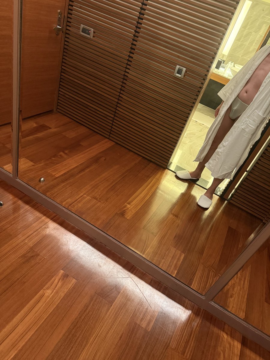 kg520y's tweet photo. 今晚外宿
鏡子會不會太大片？ https://t.co/6Qb4gEDijy