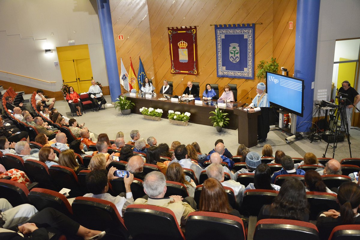 DUVIrrss's tweet photo. António Nóvoa convértese no 32º doutor honoris causa da @uvigo reivindicando unha educación para a liberdade e a esperanza no futuro. O solemne acto de investidura tivo lugar este mércores no campus de Ourense

➡️https://t.co/m2YZJqyQL2 

#duvi #uvigo #marcamosadiferenza https://t.co/5RCAhNVgvu
