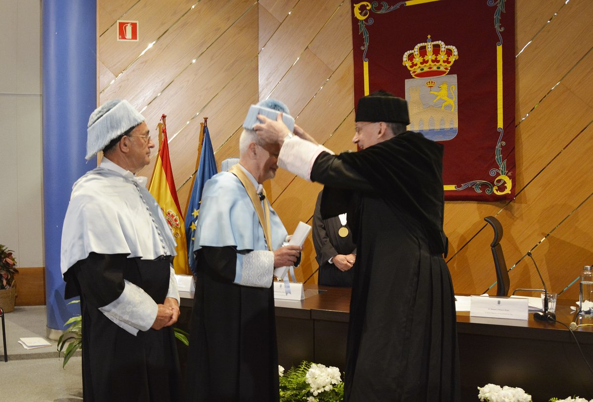 DUVIrrss's tweet photo. António Nóvoa convértese no 32º doutor honoris causa da @uvigo reivindicando unha educación para a liberdade e a esperanza no futuro. O solemne acto de investidura tivo lugar este mércores no campus de Ourense

➡️https://t.co/m2YZJqyQL2 

#duvi #uvigo #marcamosadiferenza https://t.co/5RCAhNVgvu