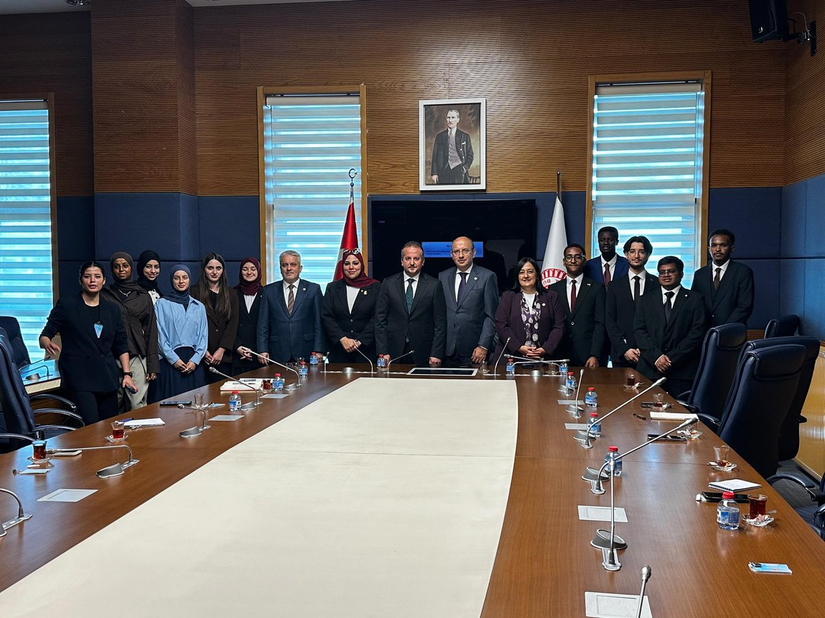 mustafa_yavuz16's tweet photo. 📍TBMM

Bursa Birlik Vakfı Genç Diplomatlar Topluluğu üyelerini Gazi Meclis’imizde misafir ettik.

Genç kardeşlerimizle bir araya gelerek Türkiye Büyük Millet Meclisimizin çalışmaları hakkında sohbet ettik. Ülkemizin yarınlarına katkı sunacak gençlerimizin heyecanına, birikimine ve ufkuna tanıklık etmek bizler için ayrıca kıymetliydi.

Ziyaretleri dolayısıyla Genç Diplomatlar Başkanı Meryem Benna’ya, Başkan Yardımcısı Nassar Abuayad’a ve topluluğun tüm üyelerine teşekkür ediyor, eğitim hayatlarında başarılar diliyorum.