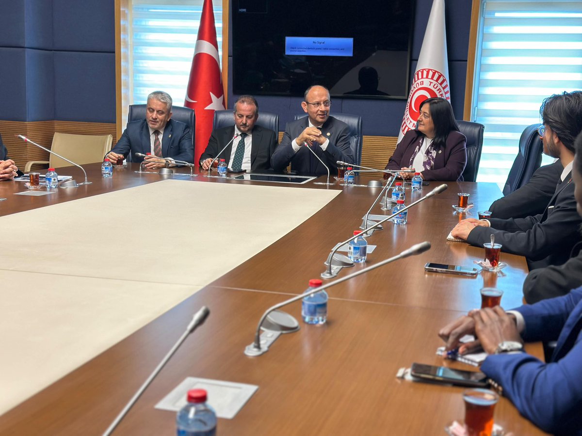 mustafa_yavuz16's tweet photo. 📍TBMM

Bursa Birlik Vakfı Genç Diplomatlar Topluluğu üyelerini Gazi Meclis’imizde misafir ettik.

Genç kardeşlerimizle bir araya gelerek Türkiye Büyük Millet Meclisimizin çalışmaları hakkında sohbet ettik. Ülkemizin yarınlarına katkı sunacak gençlerimizin heyecanına, birikimine ve ufkuna tanıklık etmek bizler için ayrıca kıymetliydi.

Ziyaretleri dolayısıyla Genç Diplomatlar Başkanı Meryem Benna’ya, Başkan Yardımcısı Nassar Abuayad’a ve topluluğun tüm üyelerine teşekkür ediyor, eğitim hayatlarında başarılar diliyorum.