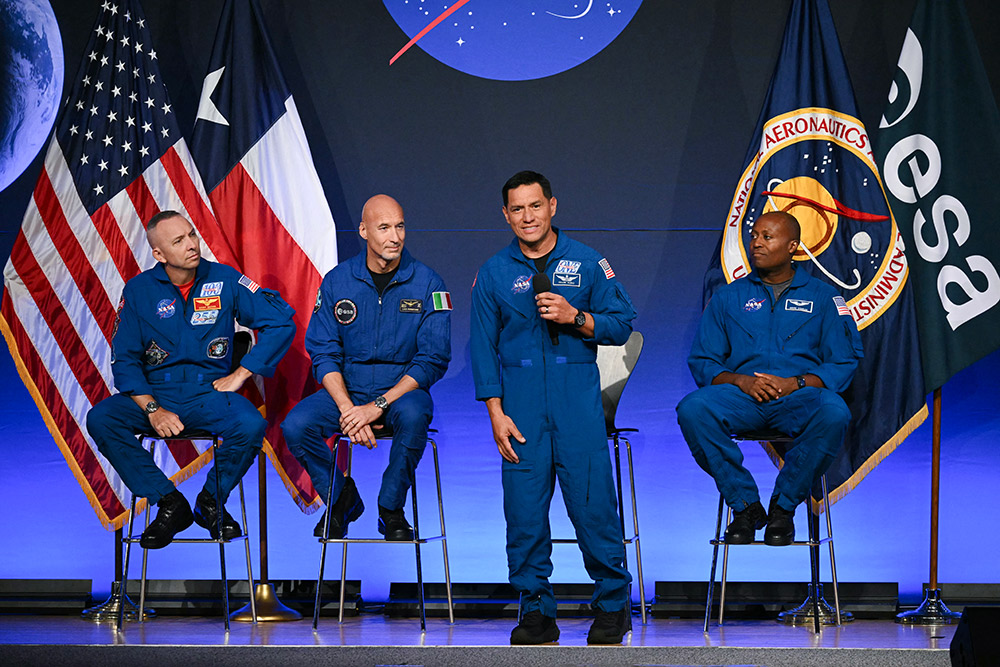 elsalvador's tweet photo. #DePlaneta | Astronauta de raíces salvadoreñas Frank Rubio regresa al espacio con @NASAArtemis III.  

Más detalles: ⬇️ 
https://t.co/gzzjCVqymU https://t.co/uv4rMnv96d