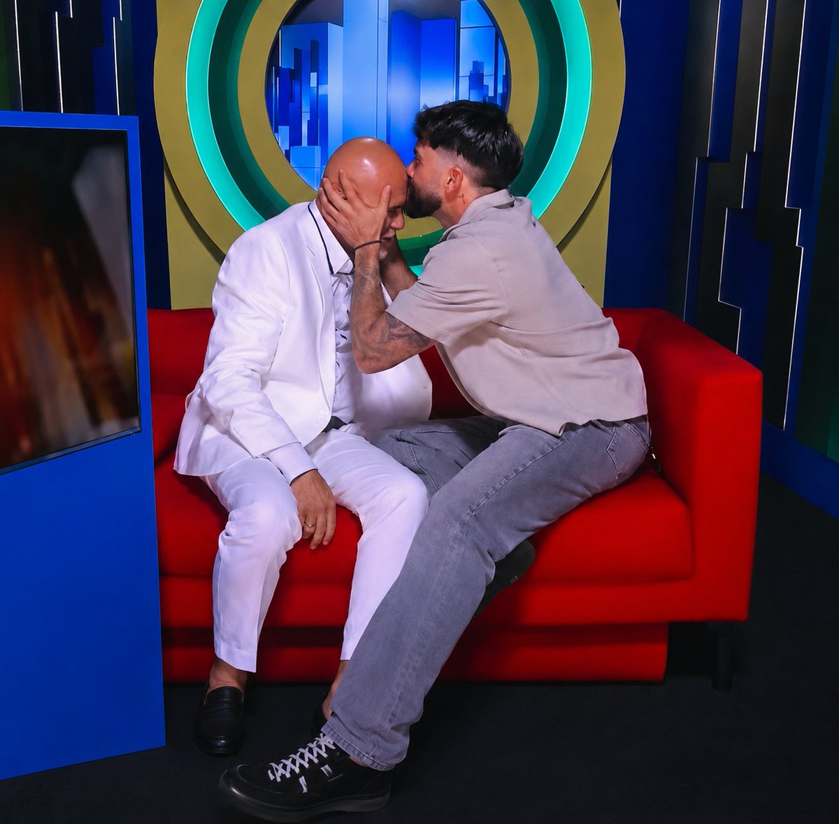 Medra11Medrano's tweet photo. #LCDLF6 
Jueves de seguir votando por mi Yori para cumplirle él sueño a su papá, su familia, su Fandom, a Lau  que queremos verlo salir por la puerta grande 
Sigamos metiendo caña hasta el final💙
#TeamYoridan https://t.co/Fu3lgsdLmB