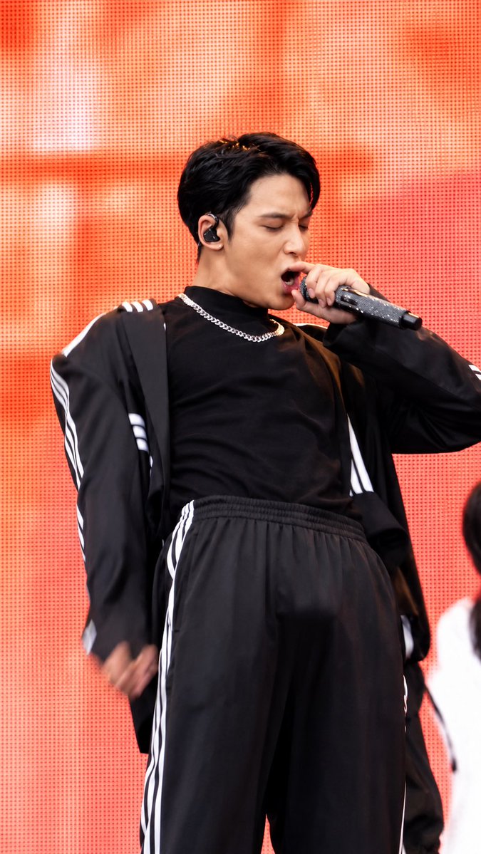 gyumin997's tweet photo. WHAT THE HELL IN THIS PICTURE 
When and how did that happen?
🥵🫠🫠🫠
#민규 #MINGYU https://t.co/qgGhfKSYIh