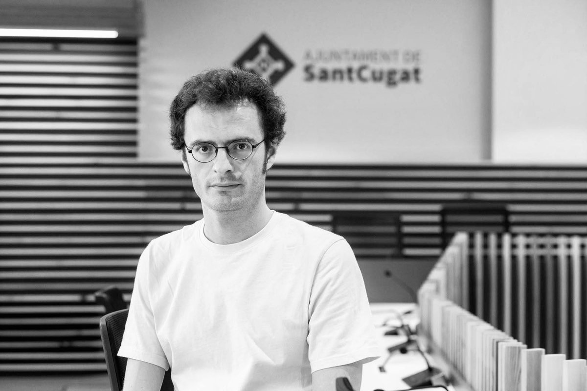 FNPoesiacat's tweet photo. ⚫️ Eduard Olesti guanya el 24è Premi de Poesia Sant Cugat a la memòria de Gabriel Ferrater amb l’obra ‘Schubert va morir de sífilis’.
◼️ La presentació del llibre es farà al mes d’octubre en el marc del 26è Festival Nacional de Poesia de Sant Cugat.
➖ https://t.co/AD7PplilLQ https://t.co/sq3FxnCZRA
