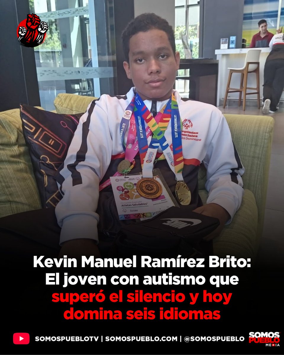 RDSomosPueblo's tweet photo. Kevin Manuel Ramírez Brito, un joven dominicano de 17 años diagnosticado con Trastorno del Espectro Autista (TEA) a los tres años, ha transformado las barreras iniciales del lenguaje en una historia de superación y excelencia académica. A pesar de que no desarrolló el habla verbal hasta los seis años y enfrentó la exclusión en varios colegios privados que rechazaron su permanencia, actualmente mantiene un índice académico sobresaliente en la Escuela República de Panamá. De forma autodidacta, el estudiante ha logrado dominar el inglés, ruso, italiano, alemán, portugués y perfecciona el francés, además de mostrar aptitudes en matemáticas y robótica.

Por otra parte, su desarrollo integral se extiende de manera exitosa al ámbito deportivo, donde obtuvo una medalla de oro en natación durante los Juegos Latinoamericanos de Olimpiadas Especiales en Paraguay. La trayectoria de superación de Ramírez Brito supuestamente ha sido valorada de forma positiva por la Mesa de Diálogo por el Autismo, colectivo que resalta su perseverancia ante las limitaciones del sistema de inclusión escolar en el país. El éxito del joven también inspiró a su familia a fundar la iniciativa social "Un Mismo Corazón RD", un proyecto orientado a brindar apoyo emocional y educación a los hermanos de personas dentro del espectro autista.