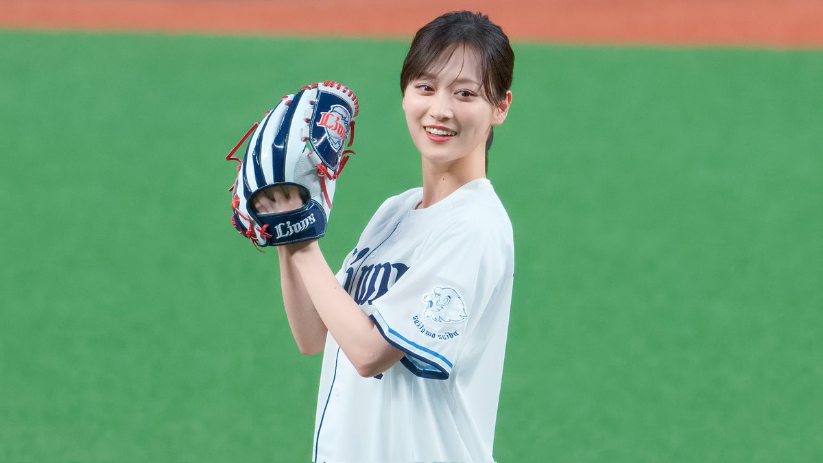 pouls100's tweet photo. 2026.06.10 プロ野球交流戦
埼玉西武ライオンズ×広島東洋カープ
試合前セレモニアルピッチ
山下美月さん、ナイスピッチ
#seiblions
#山下美月
#成瀬は天下を取りにいく https://t.co/KN9JlbA2kB