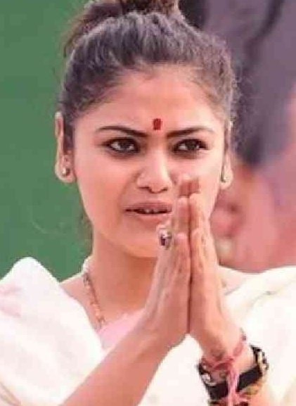 Zubair99778's tweet photo. TMC के 19 सांसद जो बागी हो गए 👇

1.  सायोनी घोष (जादवपुर)
2. यूसुफ पठान (बहरामपुर)
3.शत्रुघ्न सिन्हा (आसनसोल)
4.काकोली घोष (बारासात)
5. अबू ताहिर खान (मुर्शिदाबाद)
6.  पार्थ भौमिक (बैरकपुर)
7. बापी हलदार (मथुरापुर)
8.जगदीश चंद्र बसुनिया (कूचबिहार)
9. माला रॉय (कोलकाता दक्षिण)
10 मिताली बाग (आरामबाग) 
11. दीपक अधिकारी (घाटाल)
12. कालीपद सोरेन (झाड़ग्राम)
13. जून मालिया (मेदिनीपुर)
14. अरूप चक्रवर्ती (बांकुड़ा)
15. डॉ. शर्मिला सरकार (वर्धमान पूर्व)
16. खलीलुर रहमान (जंगीपुर)
15. असित कुमार माल (बोलपुर)
18. शताब्दी रॉय (बीरभूम)
19. रचना बनर्जी (हुगली) 

वो सांसद जो फ‍िलहाल ममता के साथ हैं 👇

1. महुआ मोइत्रा (कृष्णानगर)
2. सौगात रॉय (दम-दम)
3. प्रतिमा मंडल (जयनगर)
4. अभिषेक बनर्जी (डायमंड हार्बर)
5. सुदीप बंदोपाध्याय (कोलकाता उत्तर)
6. प्रसून बनर्जी (हावड़ा)
7. सजदा अहमद (उलूबेरिया)
8. कल्याण बनर्जी (श्रीरामपुर)
9. कीर्ति आजाद (बर्धमान-दुर्गापुर) 

इस बार TMC के 80 व‍िधायक जीते हैं, ज‍िसमें से अबतक 64 बागी हो गए हैं.