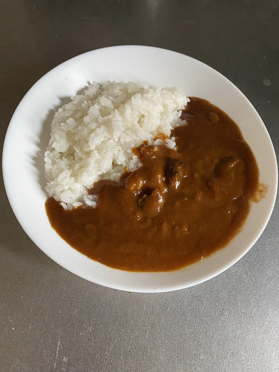 seimani's tweet photo. サ伊豆のサザエを贅沢に使ったカレーです。の記載ありの通り、1cm角未満のサザエが10個ぐらいたくさん入っており、サザエの歯ごたえとお味で欧風シーフードカレーのような味で辛口で濃厚で美味しかったです！● ´  ` ) https://t.co/uXHWVEOz4K