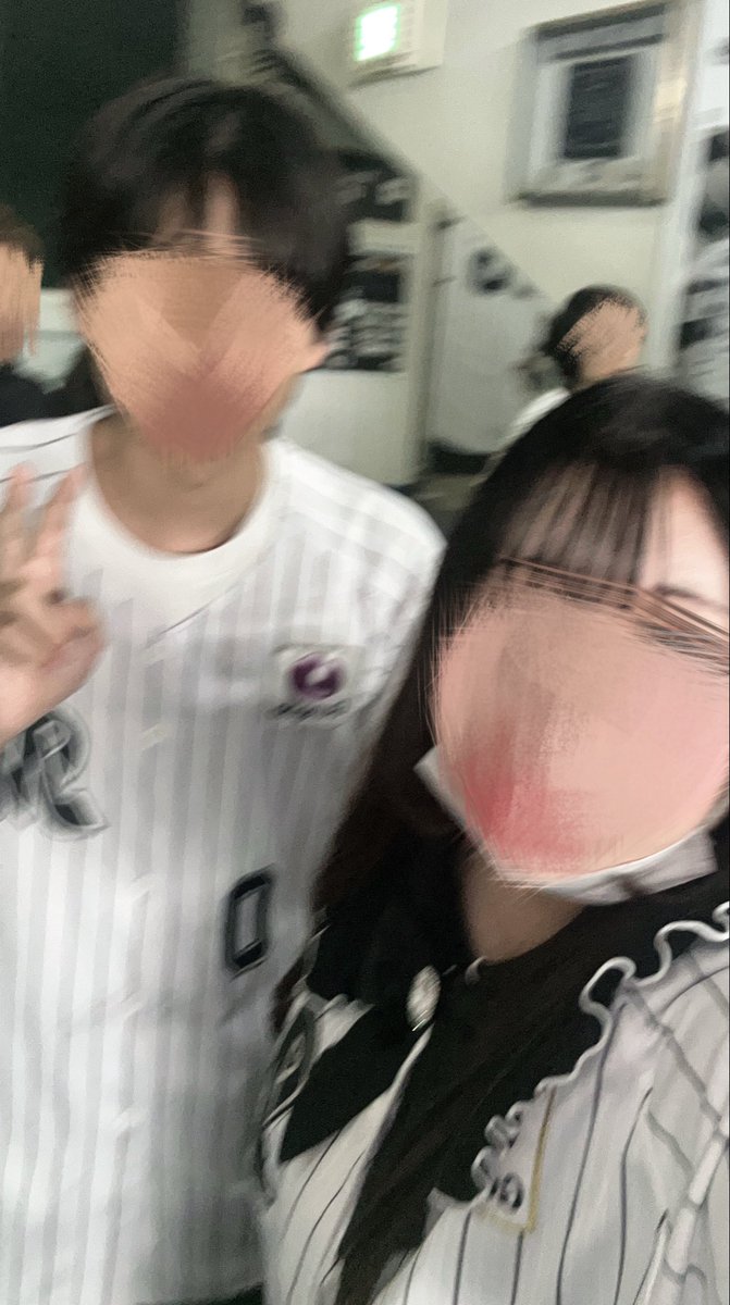 5_lotte_'s tweet photo. しゅがちゃんと初めてマリンで会ったよ〜🫪
週一ペースでサッカーでは会ってたのに初めてロッテ関連で会ったよ(キモイ)
にしてもブレすぎな写真ですねしゅがちゃん
マリンはもう来ないでください。 https://t.co/ULE03o3Vzh