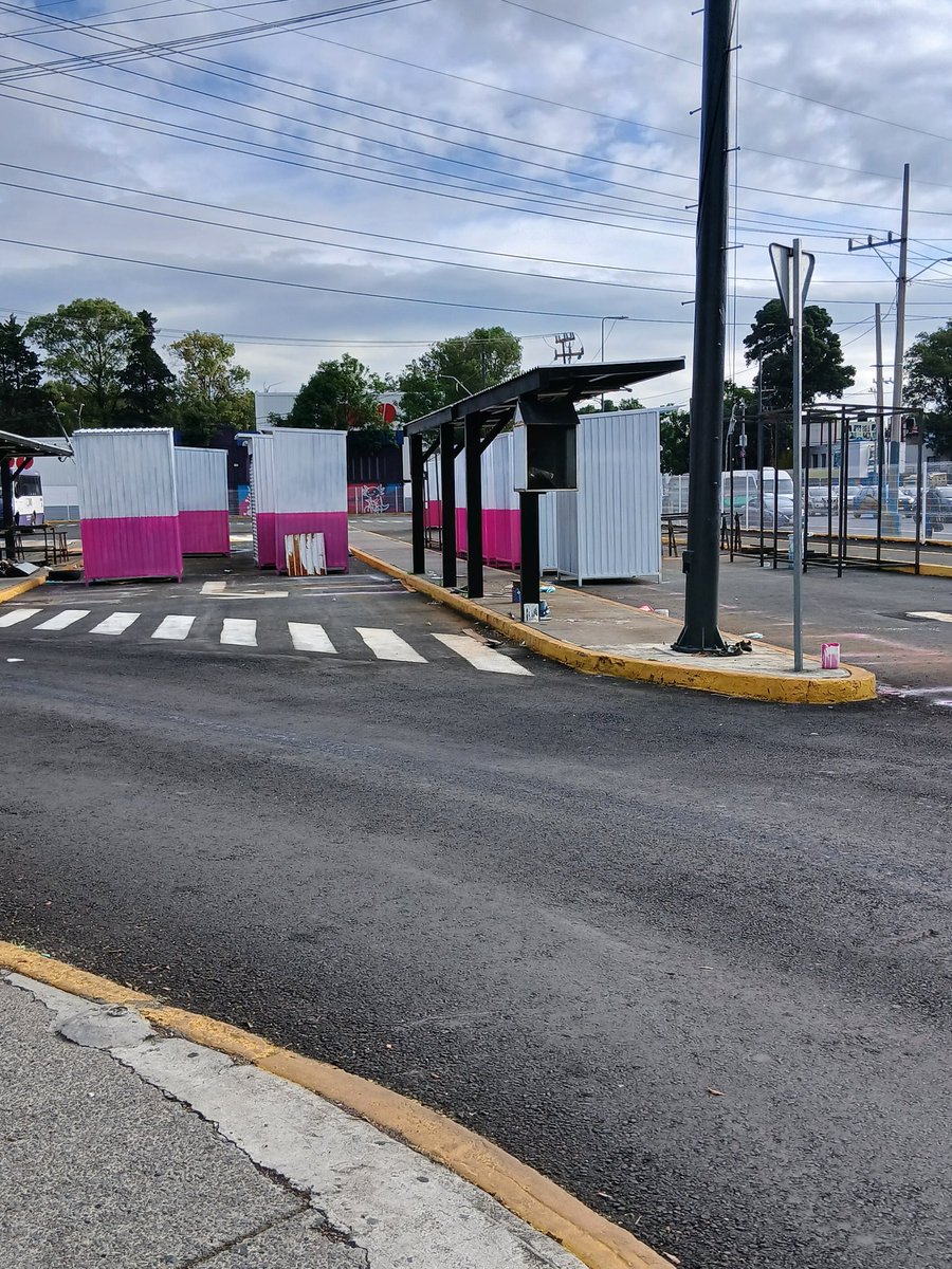 jtdraco's tweet photo. @ClaraBrugadaM @Claudiashein @SOBSECDMX @Azteca @latinus_us mañana empieza el mundial verdad... ahh entonces creo que para mañana estarán listas estas casetas qué llevan meses en construcción, dejaron láminas, pintura y todo botado en el paradero norte de taxqueña. https://t.co/uxCHprmDyW