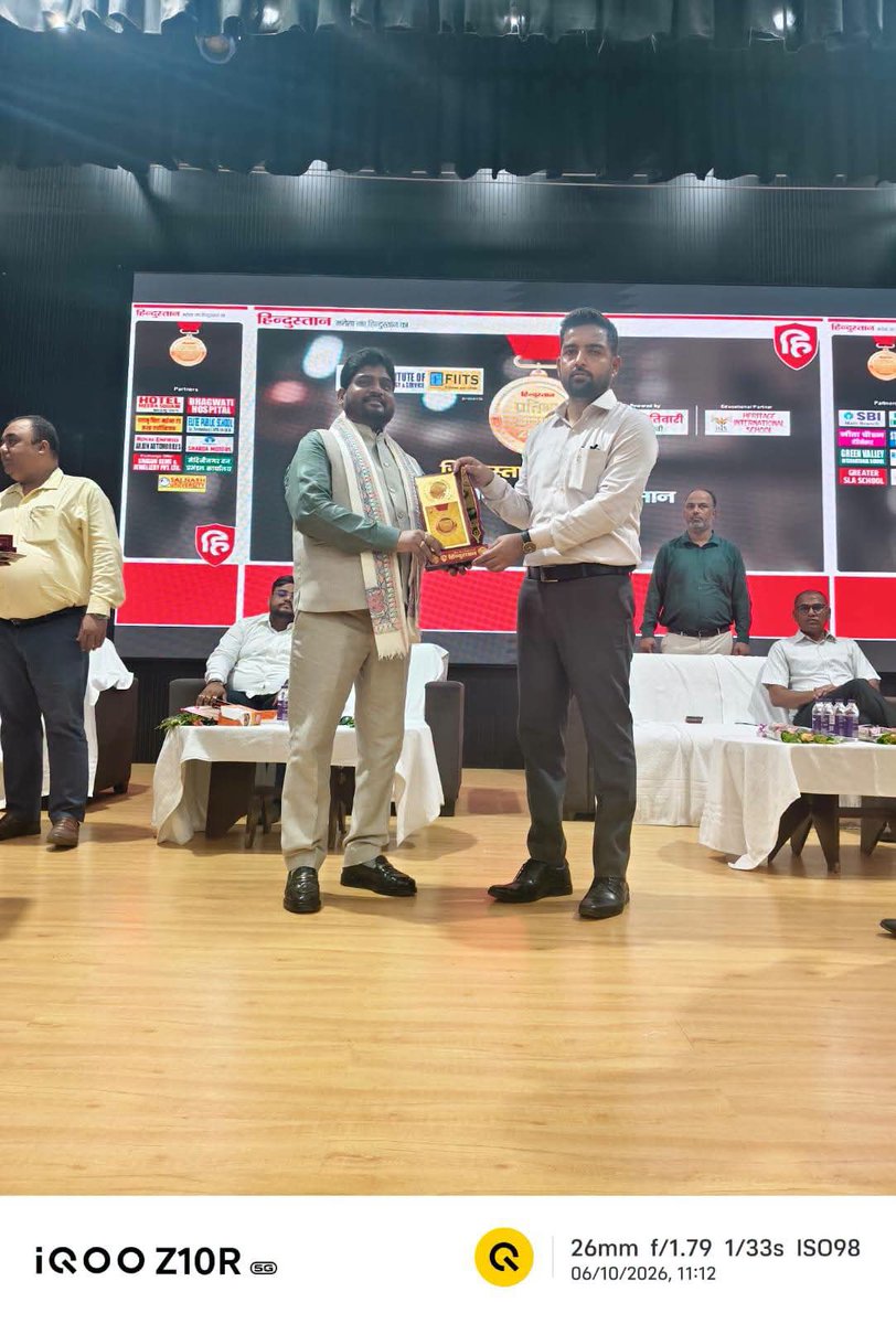 yourAvinashdev's tweet photo. मेदिनीनगर - स्थानीय नगर भवन में दैनिक हिन्दुस्तान अखबार द्वारा प्रतिभा सम्मान समारोह का आयोजन किया गया।  कार्यक्रम में विशिष्ट अतिथि के रूप में संत मरियम स्कूल के चेयरमैन अविनाश देव शामिल हुए। मुख्य अतिथि के रूप में उपायुक्त पलामू दिलीप सिंह शेखावत शामिल हुए । पलामू जिले के विभिन्न सुदूर प्रखंडों से आए मैट्रिक एवं इंटर पास विद्यार्थियों को प्रशस्ति पत्र व मेडल देकर सम्मानित किया। अपने संबोधन में अविनाश देव ने कहा कि हिन्दुस्तान अखबार का यह पहल सराहनीय और काबिल - ए - तारीफ़ है । उनका यह सम्मान ऊंची उड़ान में बच्चों को गति  प्रदान करेगा। आप सभी अपने सपनों को पाल कर रखियेगा। आपको अपने  मां, पिता, समाज और राष्ट्र के सपनों को साकार करने के लिए पढ़ना है क्योंकि देश के आप भविष्य हैं।  उन्होंने सभी विद्यार्थियों के  उज्ज्वल भविष्य की कामना किया।
@HemantSorenJMM 
@JmmJharkhand 
@DC_Palamu 
@Live_Hindustan