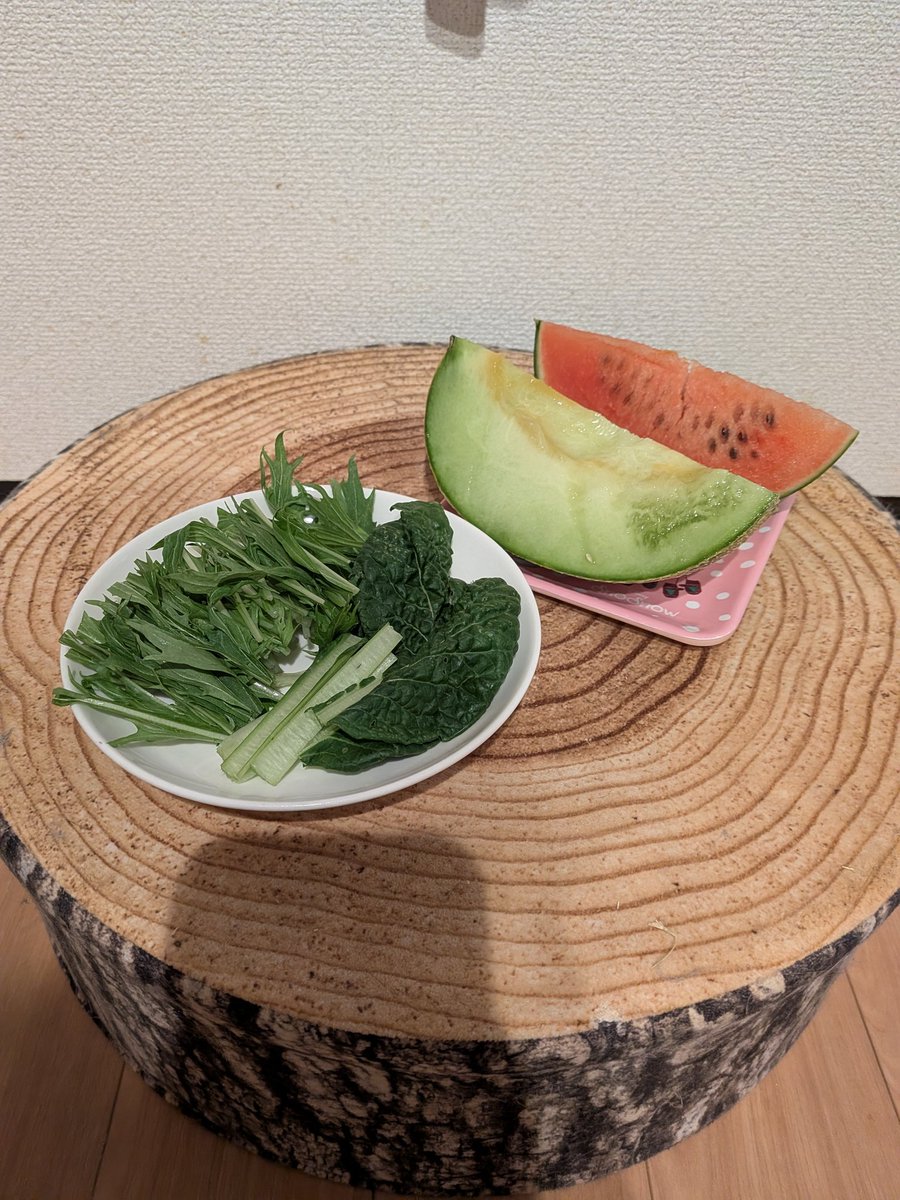 MONIMONI1029's tweet photo. 遅ればせながらメルちゃんのお誕生日をお祝いしました🎉🎂🎉🐰
人生初のメロン🍈を食べました😆
私もお裾分けしていただいで、今年の初物🤭
水々しくて、とっても甘かったです🤤
1日1日を大切に過ごしていければと思います😊
#ウサギ好きさんと繋がりたい
#ホーランドロップ
#ウサギお誕生日 https://t.co/IBR5xWdR7c