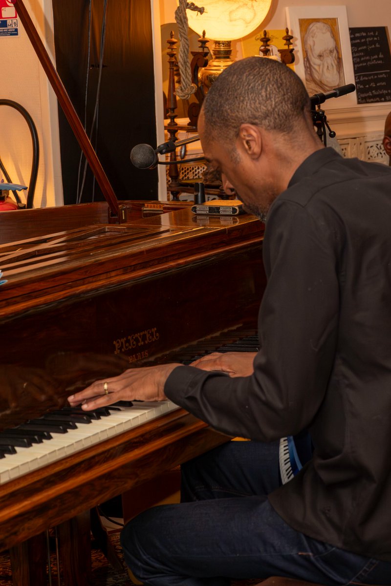 HarryXavier's tweet photo. Hello 📸 Voici quelques photos prises par ma chère épouse lors de notre concert  de vendredi dernier à L'Osteria avec Hirokazu Ishida 🎷 C'était un très chouette moment musical couplé à une belle ambiance 🥰 
#music #concert #jazz #duo #musician https://t.co/SlOooZf9mp