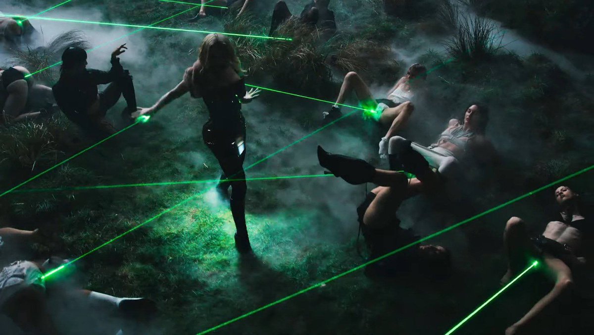 takemeout's tweet photo. acabei de ver o filme confessions on a dancefloor 2 e agora eu PRECISO desenhar lasers bucetônicos https://t.co/uEnm1NOxdl
