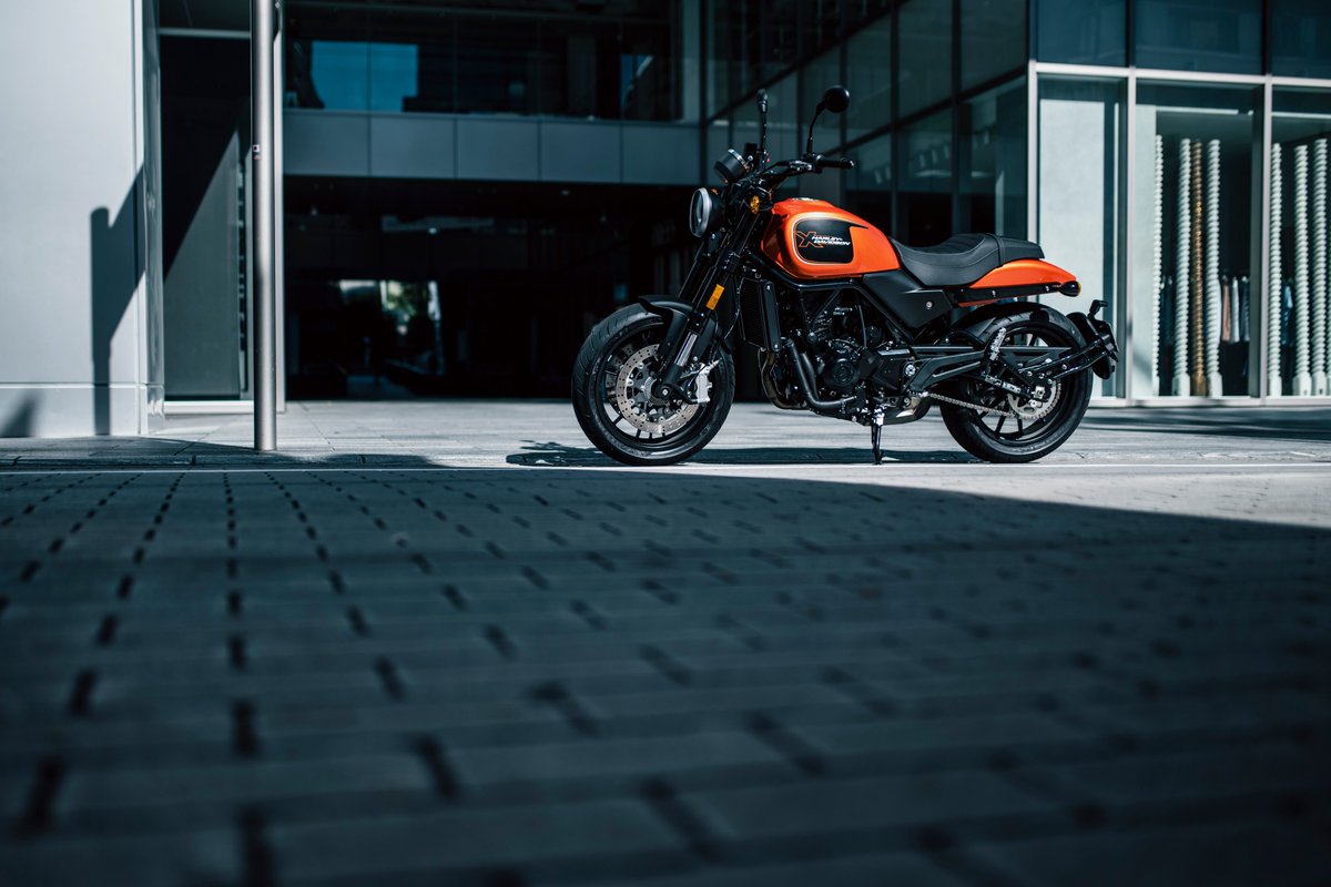 HarleyWith's tweet photo. 【プレスリリース】発表日:2026年06月10日

ハーレーダビッドソン、「X 350」「X 500」生産終了に伴い最終在庫を限定販売。

シティライディングに最適化された2つの人気モデル、ご購入のラストチャンス

ハーレーダビッドソン ジャパン株式会社は、「X 350」と「X 500」の生産終了と、最終在庫の限定販売をお知らせいたします。両モデルは現在、全国の正規ディーラー各店にて在庫をご用意しておりますが、追加での供給予定はなく、今後は全ての正規ディーラーにて在庫限りで販売され、在庫がなくなり次第で販売終了となります。

ハーレーブランドへの第一歩を踏み出そうとしているライダーや、新たなライディングの旅を始めようとする方々は、今後再生産されない人気モデルを手に入れる貴重な機会を、ぜひご活用ください。