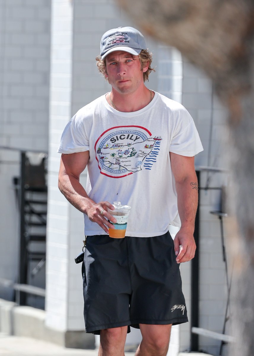 jeremyawphotos's tweet photo. Jeremy Allen White leaving Jones on Third in Los Angeles - June 9. https://t.co/oWy4BbOCWd