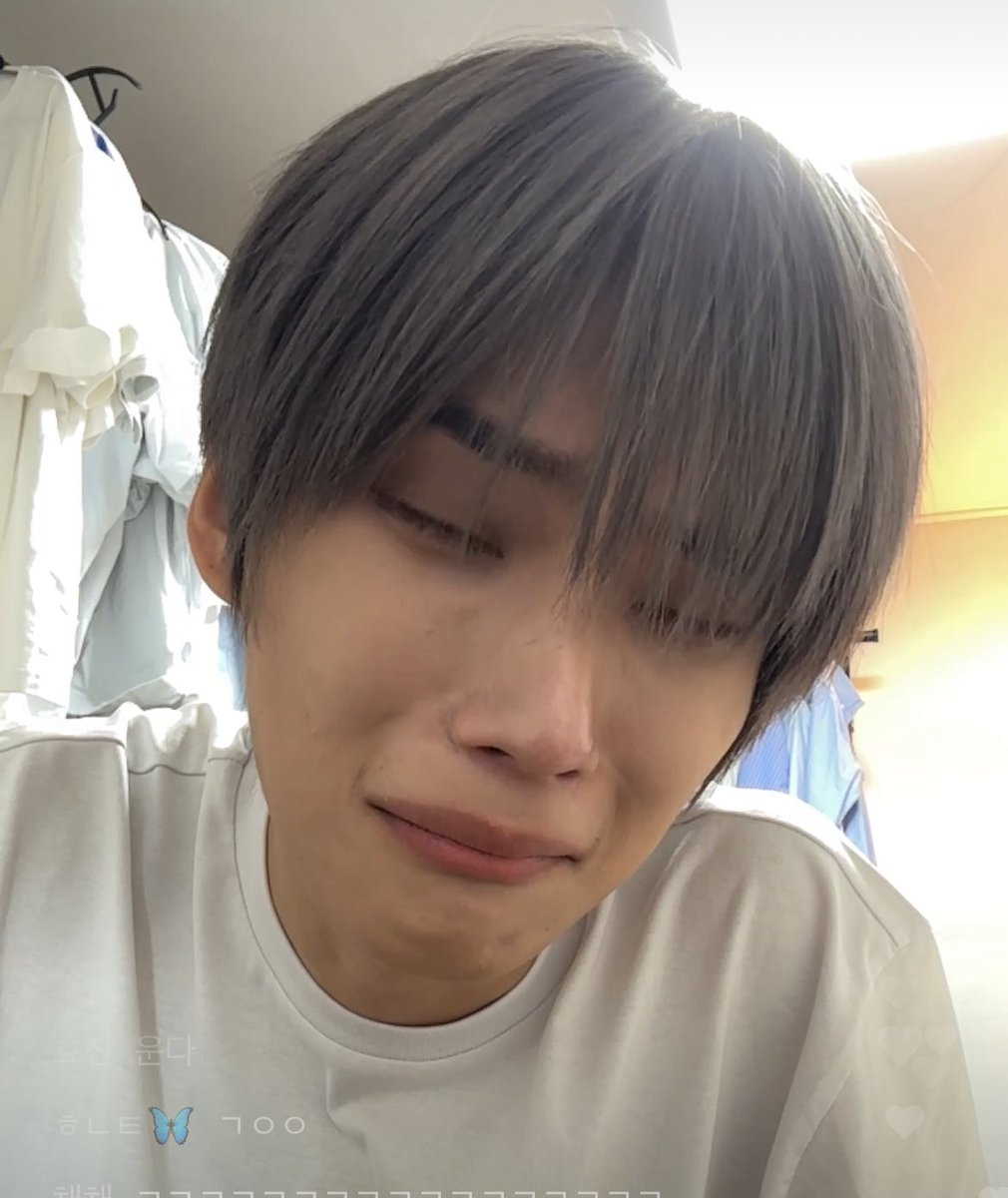 _forhanbin_'s tweet photo. hanbin is acting again😭😭😭😭😭😭😭 https://t.co/SIsYymMKXn
