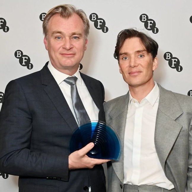 porqueTTarg's tweet photo. "Cillian Murphy"

Porque habló sobre cómo Christopher Nolan envía guiones impresos en papel rojo a los actores para prevenir filtraciones de guiones, y cómo hace para saber quién lo filtró cuando eso ocurre.

"Los guiones siempre se imprimen en papel rojo con tinta negra. Supongo que es para evitar que se hagan fotocopias, pero leerlo es un poco tedioso. Aunque en estos tiempos, tampoco sé quién hace fotocopias todavía".

"Usar tinta negra sobre papel rojo es una tradición que tiene desde hace tiempo. Además, mi nombre aparece en cada página como una especie de filigrana, es decir, si ese guion se filtra en algún lado, eso significa directamente que es mi culpa".