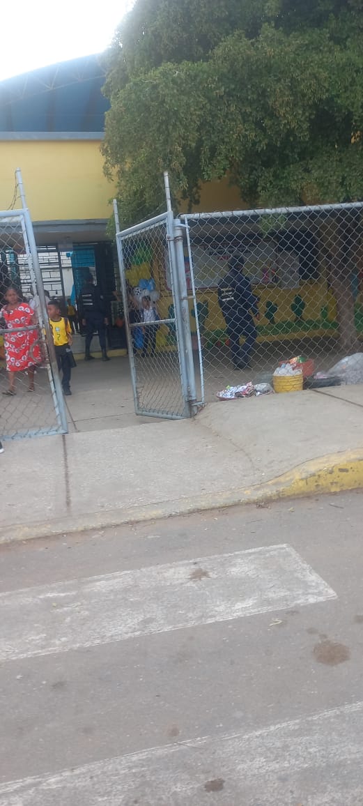 fvmluchaonline's tweet photo. 🚨Reporte:  denunciamos la presencia de funcionarios de la PNB dentro de planteles educativos durante el #ParoNacional del magisterio venezolano.

Rechazamos toda acción de intimidación contra docentes que ejercen su legítimo derecho a la protesta laboral.
#10JunioParoNacional https://t.co/v6c7Kv4GSY